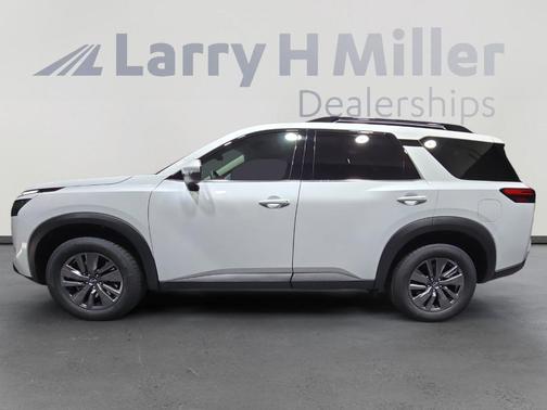 2025 Nissan Pathfinder SV