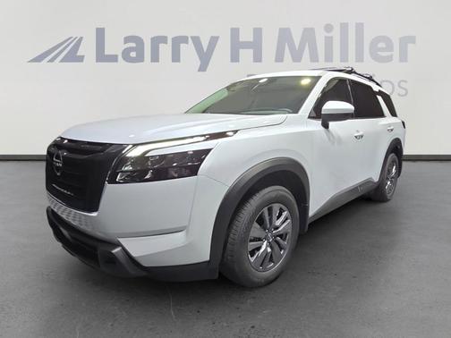 2025 Nissan Pathfinder SV