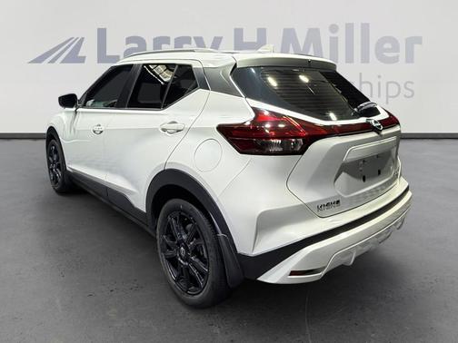 Aspen White 2023 Nissan Kicks SV