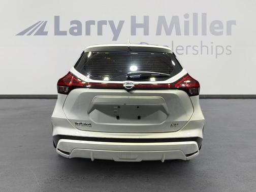 Aspen White 2023 Nissan Kicks SV