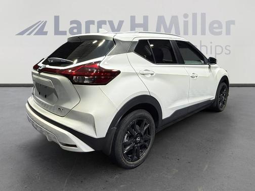 Aspen White 2023 Nissan Kicks SV