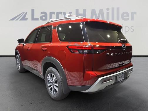 2025 Nissan Pathfinder SL