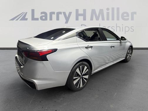 Brilliant Silver Metallic 2022 Nissan Altima 2.5 SV