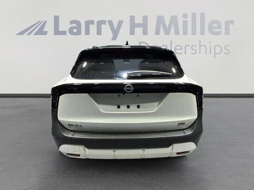 2t Wht Blk Roof 2025 Nissan Kicks SR