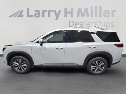 2025 Nissan Pathfinder SL