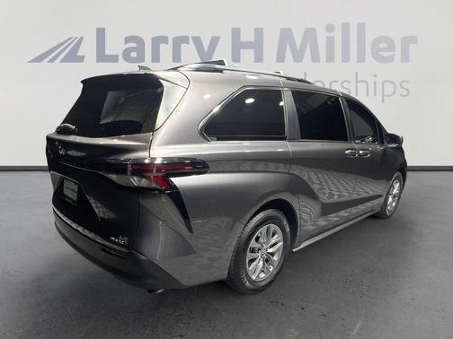 2023 Toyota Sienna LE