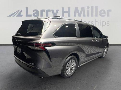 2023 Toyota Sienna LE