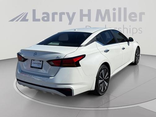 White 2022 Nissan Altima 2.5 SV