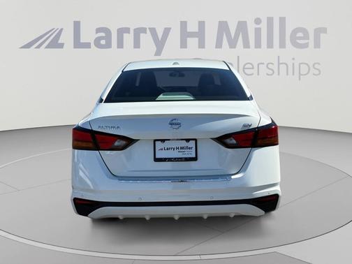 White 2022 Nissan Altima 2.5 SV