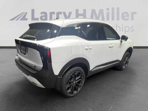 Aspen White Tri 2026 Nissan Kicks SR