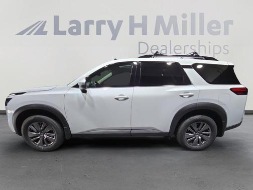 2025 Nissan Pathfinder SV