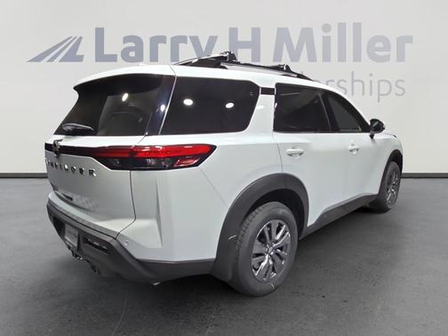 2025 Nissan Pathfinder SV