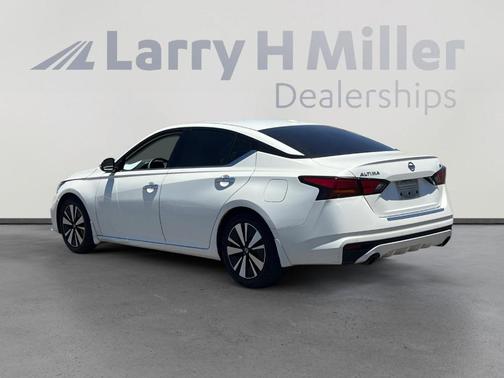 White 2020 Nissan Altima 2.5 SV