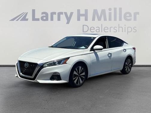 White 2020 Nissan Altima 2.5 SV