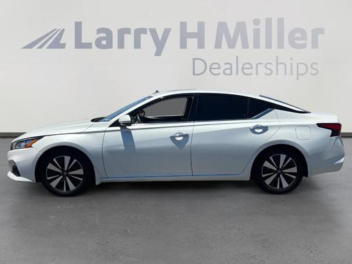 White 2020 Nissan Altima 2.5 SV