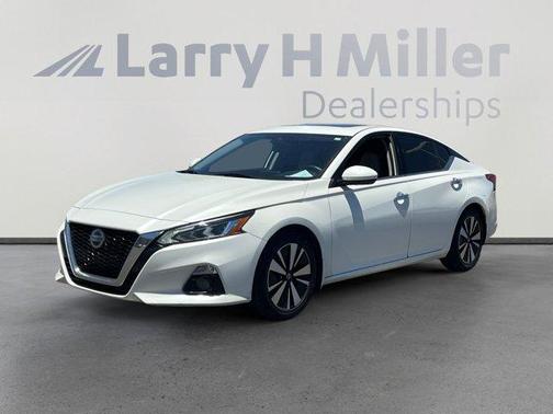 White 2020 Nissan Altima 2.5 SV