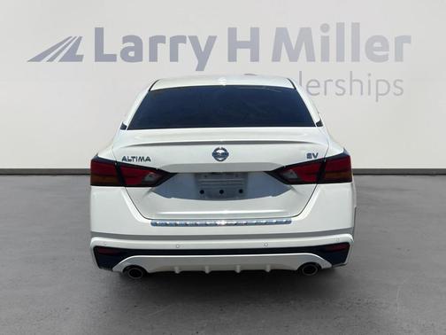 White 2020 Nissan Altima 2.5 SV