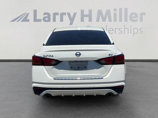 White 2020 Nissan Altima 2.5 SV