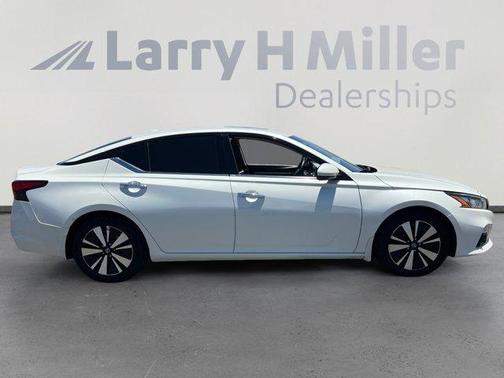 White 2020 Nissan Altima 2.5 SV