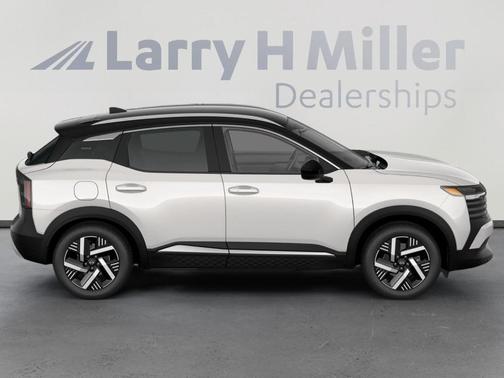 2t Wht Blk Roof 2026 Nissan Kicks SV