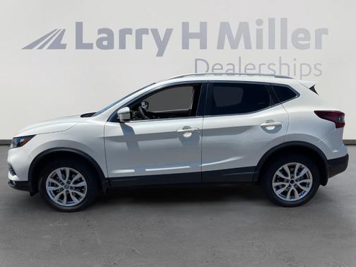 White 2022 Nissan Rogue Sport SV