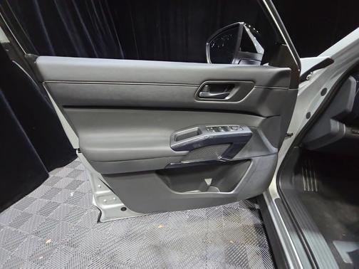 2025 Nissan Pathfinder S