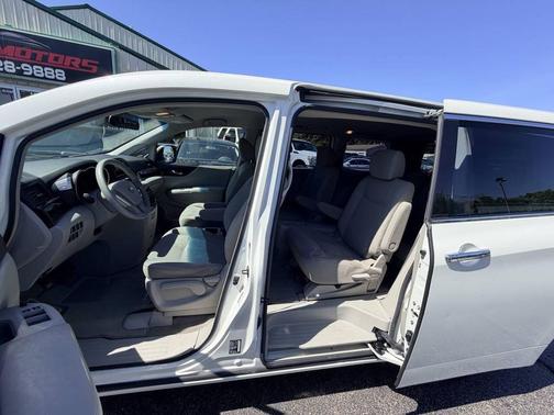 White 2015 Nissan Quest SV