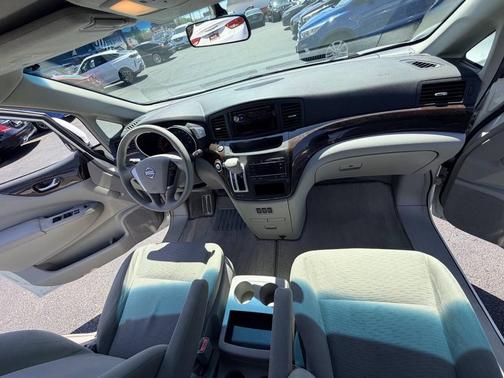 White 2015 Nissan Quest SV