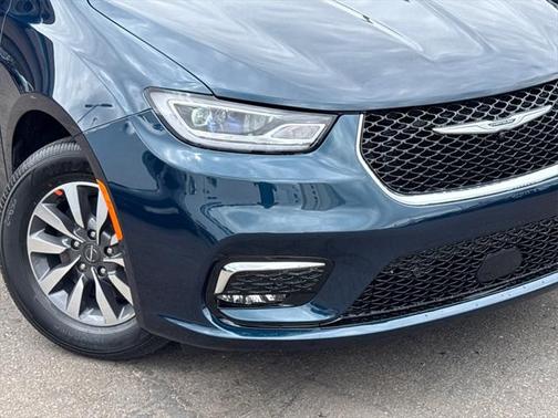 2025 Chrysler Pacifica Hybrid Select