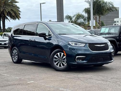 2025 Chrysler Pacifica Hybrid Select