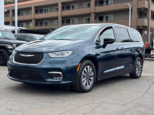 2025 Chrysler Pacifica Hybrid Select