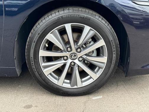 2020 Lexus ES 300h Base