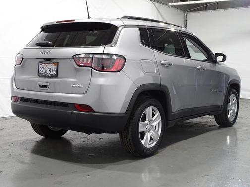 Photo 3 of 45 of 2022 Jeep Compass Latitude