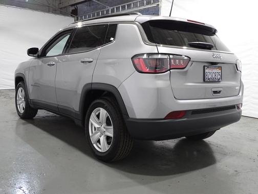 Photo 5 of 45 of 2022 Jeep Compass Latitude