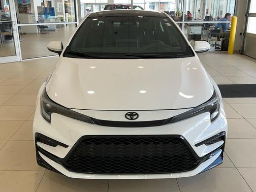 Ice Cap/Midnight Black Metallic 2026 Toyota Corolla SE