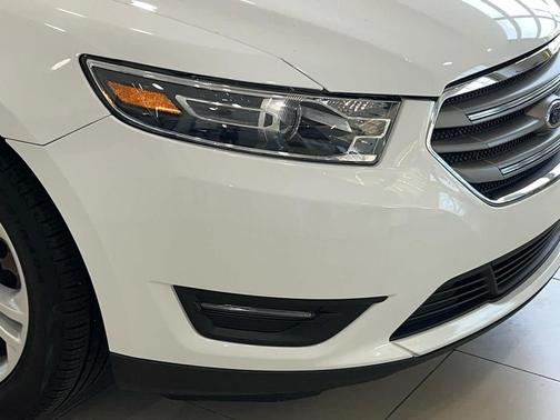 Oxford White 2018 Ford Taurus SEL