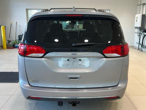 Billet Silver Metallic Clearcoat 2018 Chrysler Pacifica Touring-L