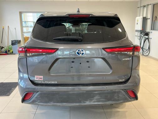 Magnetic Gray Metallic 2023 Toyota Highlander Hybrid XLE