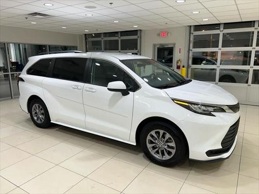 2022 Toyota Sienna LE