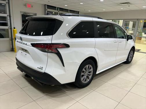 2022 Toyota Sienna LE