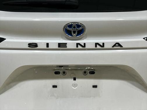 2022 Toyota Sienna LE