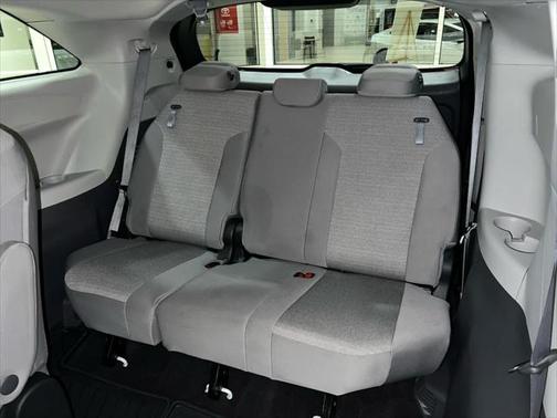 2022 Toyota Sienna LE
