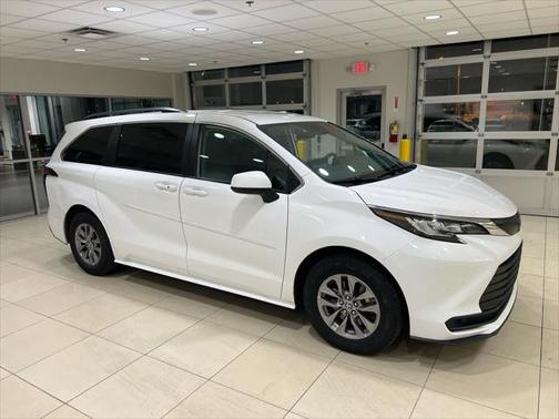 2022 Toyota Sienna LE