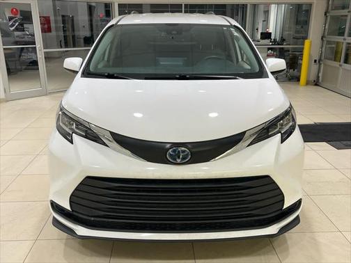 2022 Toyota Sienna LE