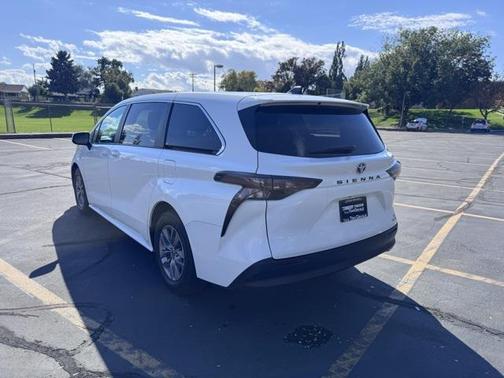 2023 Toyota Sienna LE