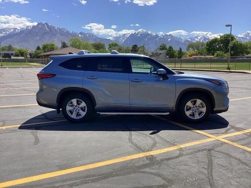 2022 Toyota Highlander LE