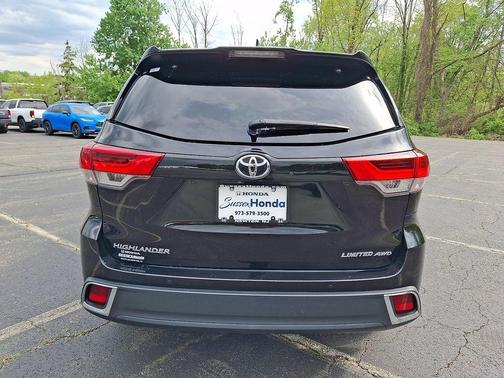 Midnight Black Metallic 2017 Toyota Highlander Limited