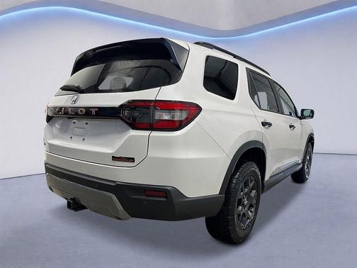 Platinum White Pearl 2026 Honda Pilot TrailSport