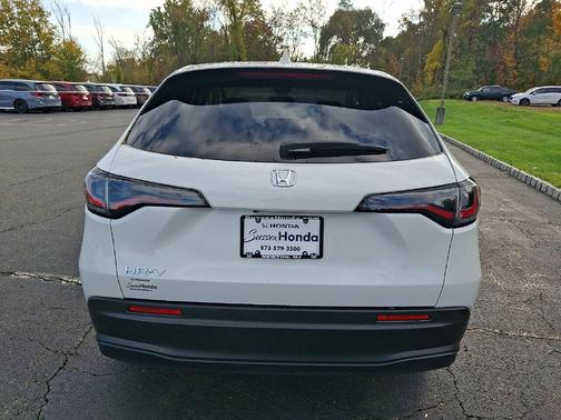Platinum White Pearl 2027 Honda HR-V LX