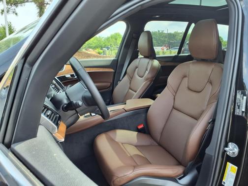 2025 Volvo XC90 B5 Plus